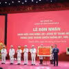 Chủ tịch Ủy ban Nhân dân tỉnh Thanh Hóa Tô Anh Dũng tặng bức trướng chúc mừng Công an tỉnh Thanh Hóa đón nhận Danh hiệu Anh hùng Lực lượng Vũ trang Nhân dân thời kỳ kháng chiến chống Mỹ, cứu nước. (Ảnh Nguyễn Nam/TTXVN)