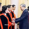 Tổng Bí thư, Chủ tịch nước Tô Lâm trao Quyết định bổ nhiệm chức danh Thẩm phán Tòa án Nhân dân tối cao cho các thẩm phán. (Ảnh: Thống Nhất/TTXVN)