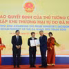 Trao Quyết định của Thủ tướng Chính phủ về thành lập Khu thương mại tự do Đà Nẵng. (Ảnh: Văn Dũng/TTXVN)