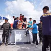 Các tàu và phà Pelni đã được huy động để vận chuyển hàng cứu trợ tới các khu vực đảo xa khó tiếp cận bằng đường bộ. (Ảnh: TTXVN phát)