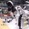 Robot trình diễn khả năng lấy và di chuyển vật thể tại Hội nghị Robot Thế giới 2026 ở Bắc Kinh, Trung Quốc, ngày 19/8/2026. (Ảnh: THX/TTXVN phát)