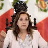 Tổng thống Peru Dina Boluarte phát biểu trong một cuộc họp báo tại Lima. (Nguồn: REUTERS/TTXVN)