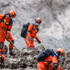 Lực lượng cứu hộ tìm kiếm nạn nhân sau lũ quét tại khu vực Gyirong thuộc Khu tự trị Tây Tạng, Trung Quốc. (Ảnh: THX/TTXVN phát)