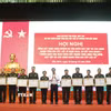 Các cá nhân có thành tích trong thực hiện nhiệm vụ tìm kiếm, quy tập và xác định danh tính hài cốt liệt sỹ được nhận Bằng khen của Chủ tịch Ủy ban Nhân dân thành phố Bắc Ninh. (Ảnh: Thanh Thương/TTXVN)