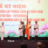 Thượng tướng Đặng Hồng Đức, Ủy viên Trung ương Đảng, Thứ trưởng Bộ Công an, thừa ủy quyền của Chủ tịch nước trao Huân chương Bảo vệ Tổ quốc hạng Nhì cho Phòng Cảnh vệ miền Nam. (Ảnh: Hồng Đạt/TTXVN)