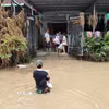 Nhiều khu dân cư ven sông Bánh Lái, tỉnh Đắk Lắk vẫn bị nước lũ bủa vây. (Ảnh: Đỗ Trưởng/TTXVN)