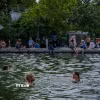 Người dân bơi trên kênh Saint-Martin để giải nhiệt trong đợt nắng nóng tại thủ đô Paris (Pháp). (Ảnh: THX/TTXVN phát)