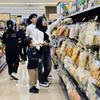 Dãy hàng bánh kẹo tại siêu thị, tất cả sản phẩm đều có biểu tượng halal. (Ảnh: Đỗ Quyên/TTXVN)