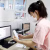 Người bệnh thực hiện thanh toán viện phí không dùng tiền mặt. (Ảnh: Đồng Thúy/TTXVN)
