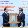Đại sứ Đặc mệnh toàn quyền Nhà nước Palestine tại Việt Nam Saadi Salama trao tặng Huân chương Đại Huân đai, phần thưởng cao quý của Nhà nước Palestine cho đại diện gia đình cố Đại tướng Võ Nguyên Giáp. (Ảnh: An Đăng/TTXVN)