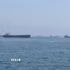 Tàu thuyền di chuyển qua eo biển Hormuz. (Ảnh: THX/TTXVN)