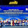 Phó Tổng Giám đốc TTXVN Nguyễn Thị Sự và Phó Tổng Giám đốc Tập đoàn Đường sắt Quốc gia Việt Nam Nguyễn Quốc Vượng trao giải cho các tác giả đoạt giải Video Spotlight Dặm dài đất nước. (Nguồn: Vietnam+)