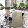 Một tuyến đường bị ngập lụt sau khi một cơn bão đổ bộ vào tỉnh Chiết Giang, Trung Quốc. (Ảnh: THX/TTXVN phát)