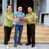 Lực lượng chức năng tiếp nhận động vật hoang dã do người dân giao nộp. (Ảnh: TTXVN phát)
