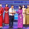Phó Chủ tịch nước Võ Thị Ánh Xuân trao giải B cho đại diện nhóm tác giả của Ban biên tập Ảnh, Thông tấn xã Việt Nam. (Ảnh: Doãn Tấn/TTXVN)