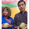 Chủ tịch Ủy ban Nhân dân xã Chi Lăng Vi Thiện Việt và Tiktoker Cô Hến đã livestream trực tiếp kết hợp trực tuyến giới thiệu, quảng bá, bán na. (Nguồn: Facebook Hài Cô Hến)