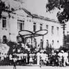 Ngày 19/8/1945, sau cuộc mít tinh tại Quảng trường Nhà hát Lớn, quần chúng nhân dân Thủ đô đã đánh chiếm Bắc Bộ phủ, cơ quan đầu não của chính quyền tay sai Pháp ở Bắc Bộ. Cách mạng tháng Tám là một bài học lịch sử, mở ra một thời đại mới ở Việt Nam, thời đại nhân dân Việt Nam làm chủ đất nước, làm chủ vận mệnh của chính mình. (Nguồn: TTXVN)