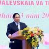 Thủ tướng Phạm Minh Chính phát biểu chúc mừng các nữ Anh hùng lực lượng vũ trang nhân dân, nữ Anh hùng lao động, nữ tướng, nhà khoa học nữ nhận Giải thưởng Kovalevskaia. (Ảnh: Dương Giang/TTXVN)