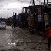 Người dân dọn bùn trên đường phố sau trận lũ quét tại Kathmandu, Nepal, ngày 5/10/2025. (Ảnh: THX/TTXVN)