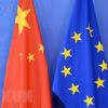 Quốc kỳ Trung Quốc (trái) và cờ Liên minh châu Âu (EU). (Ảnh: AFP/TTXVN)