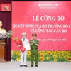 Thượng tướng Nguyễn Văn Long, Thứ trưởng Bộ Công an trao Quyết định cho Đại tá Hoàng Quốc Việt. (Ảnh: TTXVN phát)