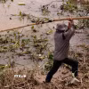 Người dân thôn Tân Lập, xã Ka Đô, Lâm Đồng dọn dẹp vườn rau để tranh thủ thời gian khôi phục sản xuất. (Ảnh: Nguyễn Dũng/TTXVN)