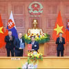 Thủ tướng Lê Minh Hưng và Thủ tướng Robert Fico chứng kiến trao Biên bản ghi nhớ giữa Ủy ban tiêu chuẩn đo lương chất lượng quốc gia (STAMEQ) và Văn phòng Tiêu chuẩn, Đo lường và Thử nghiệm Slovakia (UNMS) về hợp tác trong các lĩnh vực tiêu chuẩn hóa, đo lường, quy chuẩn kỹ thuật và đánh giá sự phù hợp, công nhận và quản lý chất lượng. (Ảnh: Dương Giang/TTXVN)