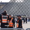 Lực lượng an ninh gác bên ngoài bảo tàng Louvre ở thủ đô Paris, Pháp. (Nguồn: THX/TTXVN)