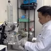Giáo sư Trần Đăng Xuân làm việc trong phòng nghiên cứu. (Ảnh: Bùi Hà/TTXVN)
