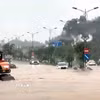 Tuyến đường tại đặc khu Vân Đồn ngập sâu do mưa lớn. (Ảnh: TTXVN phát)