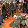 Các chiến sỹ đang tổ chức khai quật hài cốt liệt sỹ để đưa về Nghĩa trang Liệt sỹ Đà Lạt. (Ảnh TTXVN phát)