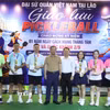 Đại sứ Việt Nam tại Lào Nguyễn Minh Tâm trao giải cho đội đạt giải nhất chung cuộc. (Ảnh: Xuân Tú/TTXVN)