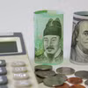Đồng tiền giấy won của Hàn Quốc (trái) và USD tại Seoul (Hàn Quốc). (Ảnh: THX/TTXVN)