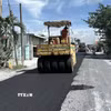Tranh thủ thời tiết khô ráo, nhà thầu triển khai thảm nhựa Quốc lộ 30, đoạn qua ấp Gò Da, xã Tân Hồng. (Ảnh: Nhựt An/TTXVN)