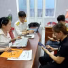 Tổ công nghệ số cộng đồng là nòng cốt của hoạt động chuyển đổi số tại cơ sở là “cánh tay nối dài” của chính quyền trong việc hỗ trợ người dân làm thủ tục hành chính. (Ảnh: Mỹ Hà/TTXVN)