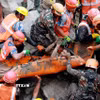 Lực lượng cứu hộ giải cứu một công nhân bị mắc kẹt sau thảm họa lũ quét tại Rasuwa, Nepal, ngày 4/9/2026. (Ảnh: THX/TTXVN phát)