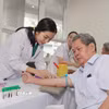 Nhân viên y tế Bệnh viện Quân y 175 kiểm tra sức khỏe cho người có công trên địa bàn phường Hạnh Thông. (Ảnh: Đinh Hằng/TTXVN)