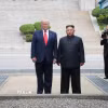 Tổng thống Mỹ Donald Trump (trái, phía trước) và Nhà lãnh đạo Triều Tiên Kim Jong Un (phải, phía trước). (Ảnh: EPA/TTXVN)
