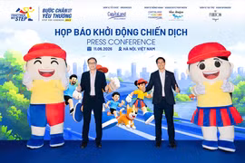 Ông Alwin Low, Tổng Giám đốc CLD Việt Nam khu vực miền Bắc, cùng ông Đỗ Duy Vị, Đồng Giám đốc điều hành Tổ chức Trẻ em Rồng Xanh thực hiện nghi thức khởi động chiến dịch “Bước chân gắn kết yêu thương.”