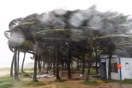 Việc ứng dụng công nghệ mới về dự báo, cảnh báo sớm thiên tai là hướng đột phá quan trọng, để rút ngắn thời gian xử lý và xây dựng các kịch bản ứng phó hiệu quả. (Ảnh: THX/TTXVN)