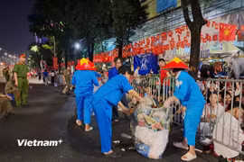 Công nhân lao động vì môi trường. (Ảnh: Hùng Võ/Vietnam+)