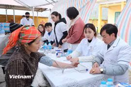 Các bác sỹ khám, tư vấn cho người dân xã Thành Sơn. (Ảnh: Hùng Võ/Vietnam+)