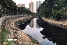 Sông Tô Lịch được biết đến vì nhiều lẽ, trong đó nổi tiếng nhất là bởi sự ô nhiễm. (Ảnh: Hùng Võ/Vietnam+)