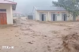 Mưa lớn kéo dài gây ngập úng, sạt lở đất đá tại Sơn La. (Ảnh: TTXVN phát)