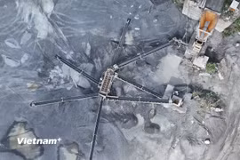 Tăng cường giám sát các nguồn thải có nguy cơ gây ô nhiễm cao. (Ảnh: Hoài Nam/Vietnam+)