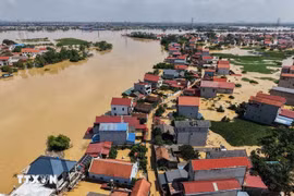 Nhiều hộ dân thôn Ngô Đạo, xã Đa Phúc (Hà Nội) bị ngập sâu đến hơn 2m do lũ sông Cầu dâng cao. (Ảnh: Hoàng Hiếu/TTXVN)