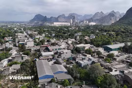 Khu dân cư chìm trong ô nhiễm bởi khói, bụi từ hoạt động khai thác đá, sản xuất ximăng. (Ảnh: Hoài Nam/Vietnam+)