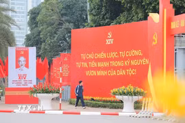 Pano, khẩu hiệu rực đỏ trên các tuyến phố Thủ đô Hà Nội, chào mừng Đại hội đại biểu toàn quốc lần thứ XIV của Đảng. (Ảnh: Lê Đông/TTXVN)