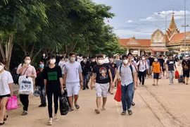 Bàn giao công dân Việt Nam từ Campuchia về nước tại Cửa khẩu Quốc tế Hà Tiên (tỉnh Kiên Giang). (Ảnh: TTXVN phát)