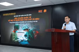 Ông Ngô Đình Loát - Phó Chi cục trưởng Chi cục Chăn nuôi, Thủy sản và Thú y Hà Nội chia sẻ tại buổi tập huấn. 